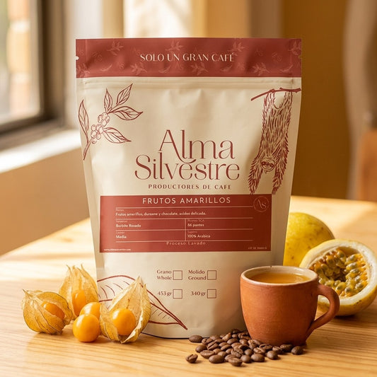Café de especialidad Frutos Amarillos Alma Silvestre con uchuvas, maracuyá y taza de barro